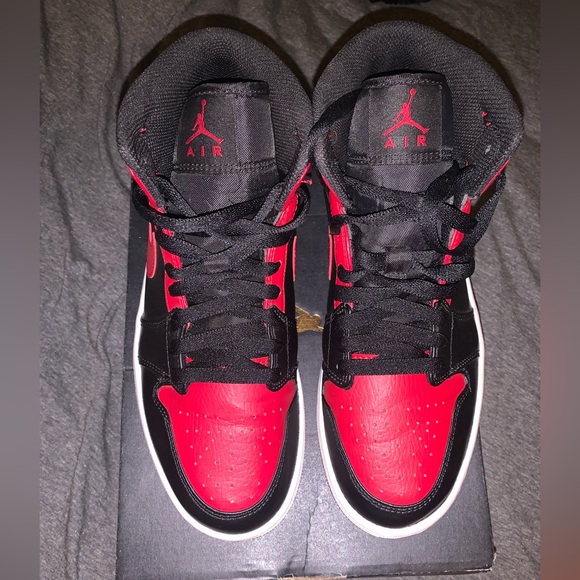 Air Jordan 1 Mid “Banned” - Picture 4 of 4